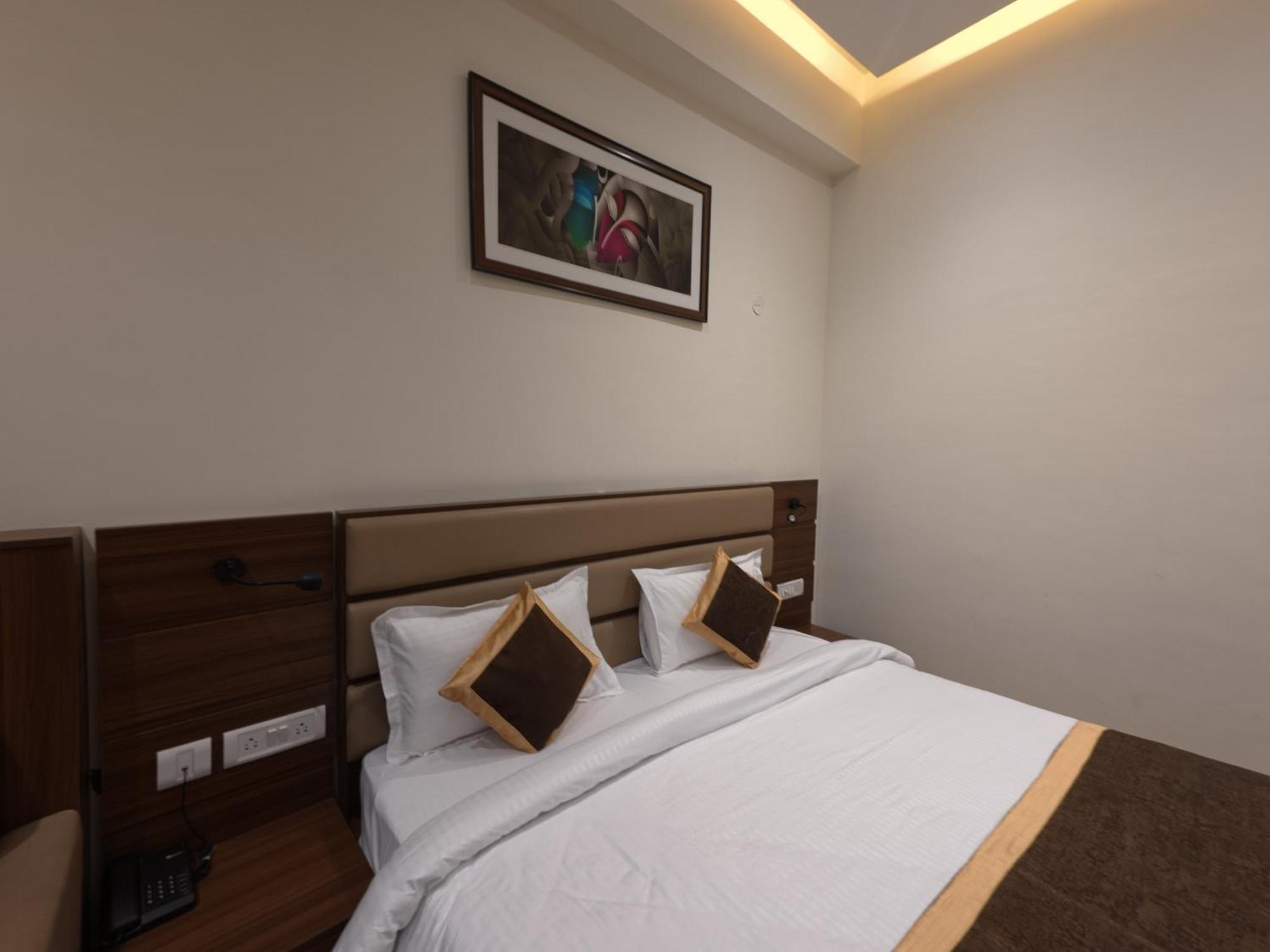 Neelam Orchid Otel Kanpur Dış mekan fotoğraf
